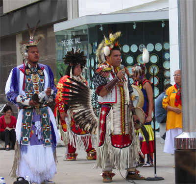 Natives bei einer öffentlichen Aufführung